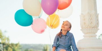 STYLING MIT JEANS-KLEID. ÜBERPRÜFEN SIE, WELCHE TRENDS SEIN WERDEN!