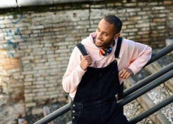 LÄSSIGE HOSE UND SWEATSHIRT