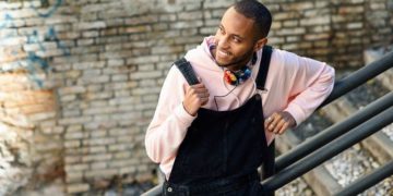 LÄSSIGE HOSE UND SWEATSHIRT